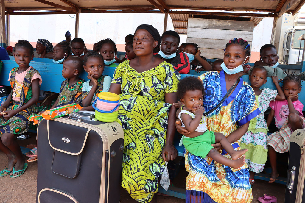 Беженцы возвращаются в столицу ЦАР Банги из ДР Конго.